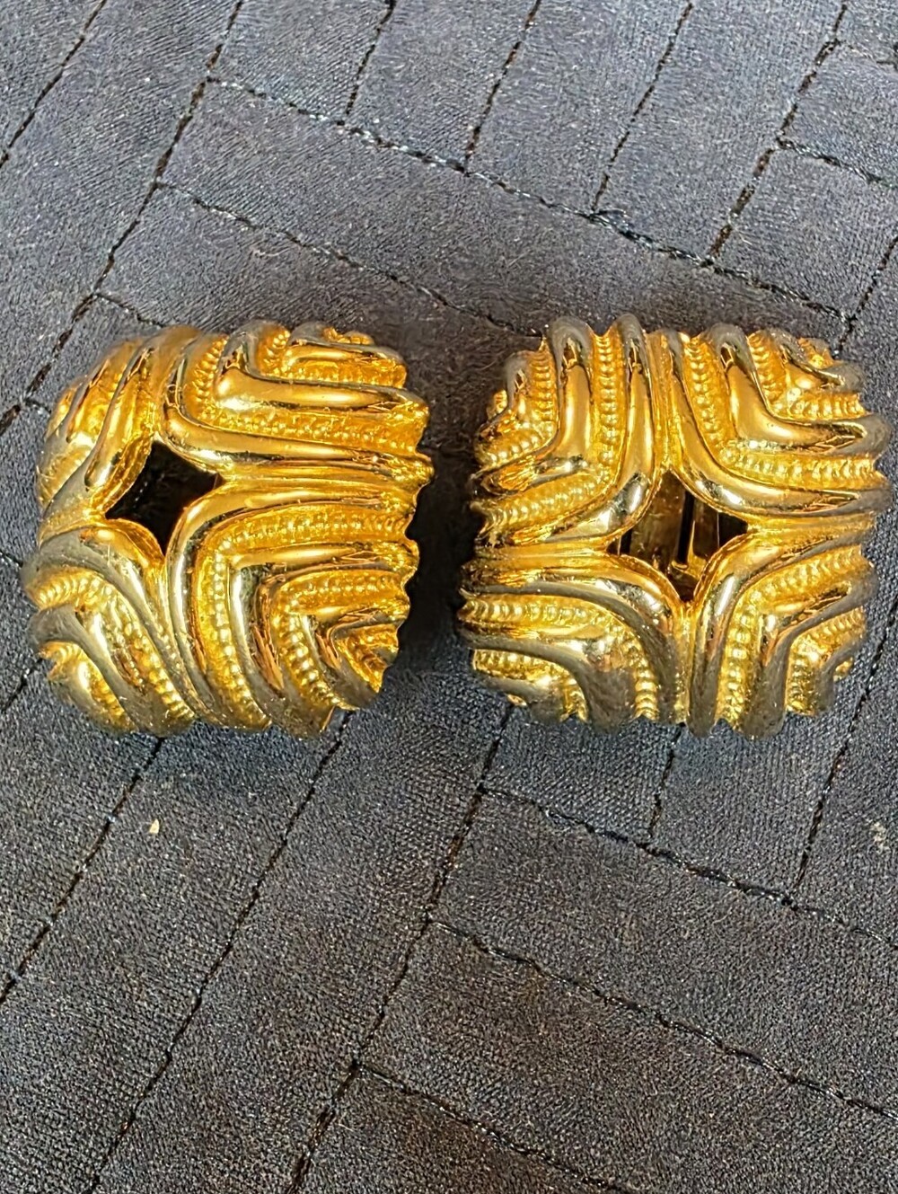 Vintage Heavy Gold-Tone Womens Clip Earrings